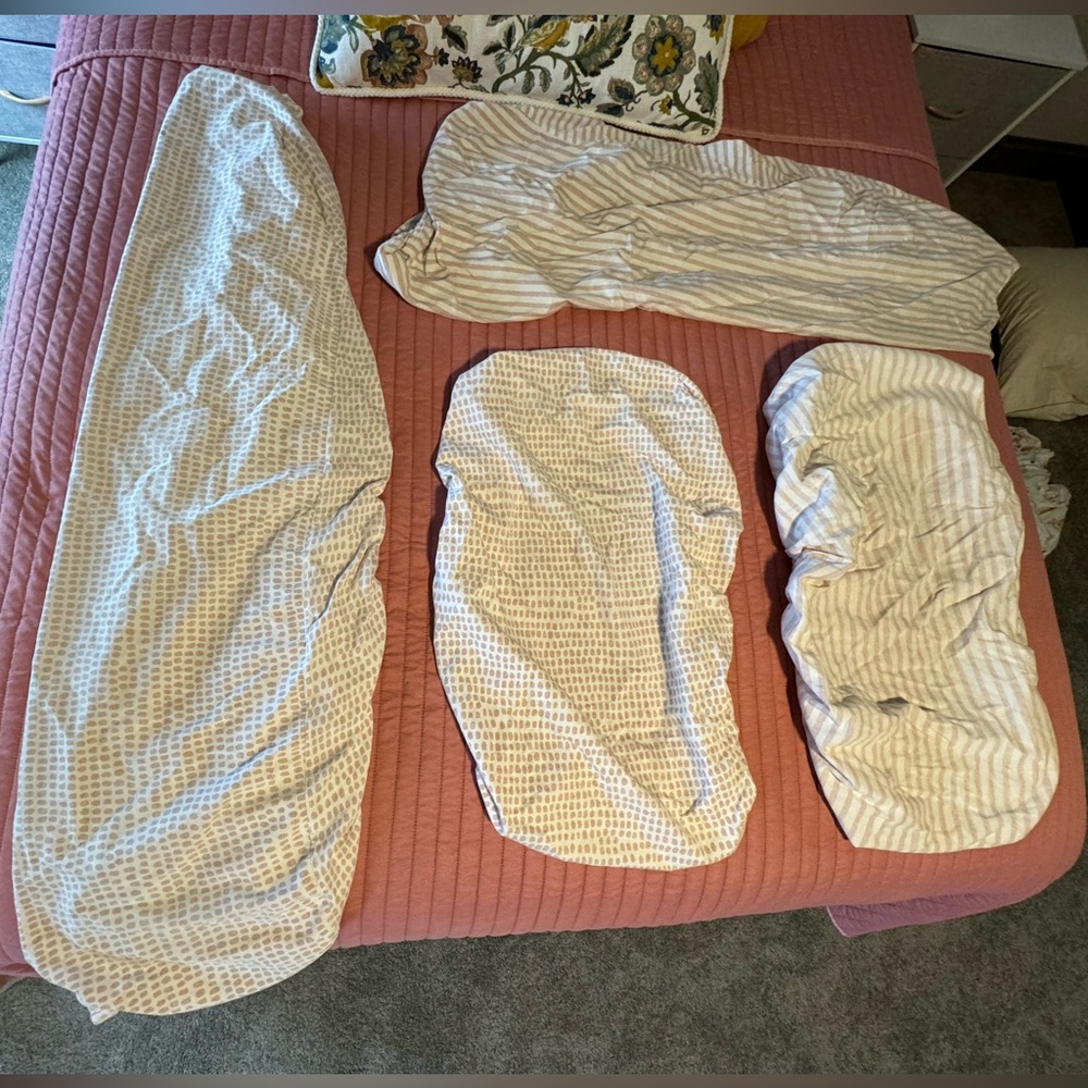 2 Crib Sheets & 2 Changing Pad Covers